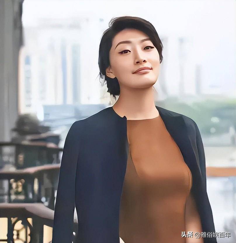 宗家传承!宗馥莉亮相会议秀身材,优雅大方继承父亲的风范与魅力