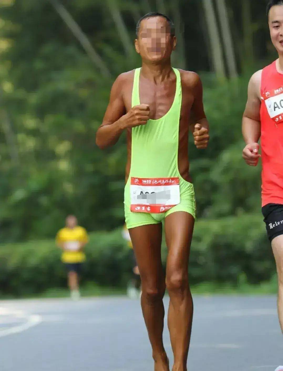 原创劲爆跑者吸引眼球光脚穿连体衣跑马拉松跑友怎么上厕所