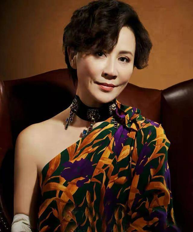 刘嘉玲总是不爱带梁朝伟玩耍,夫妻俩罕见同框被张艺谋夫妇抢风头_陈婷