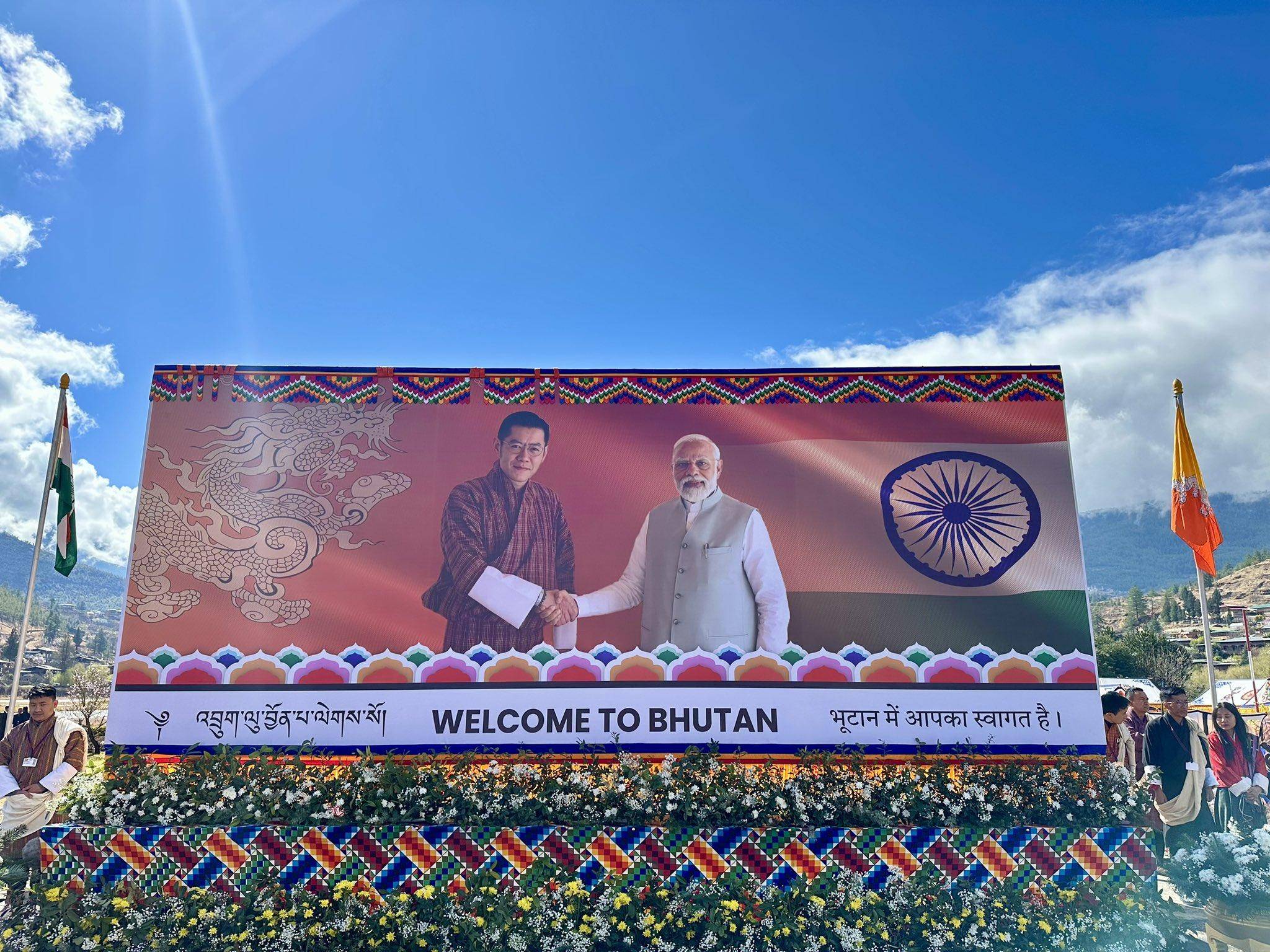 喜马拉雅山小国不丹迎来了一位印度客人不丹首相拥抱迎接