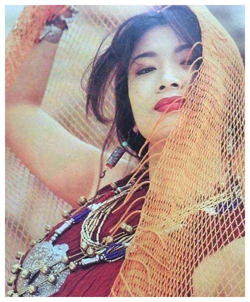 吴家丽61岁风韵依旧美貌令人心醉绽放魅力