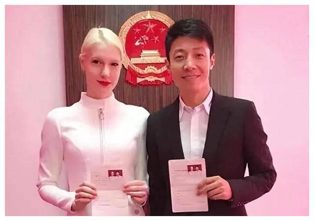 撒贝宁携妻子穿上汉服演绎红色襦裙美艳风姿气质古典飘逸