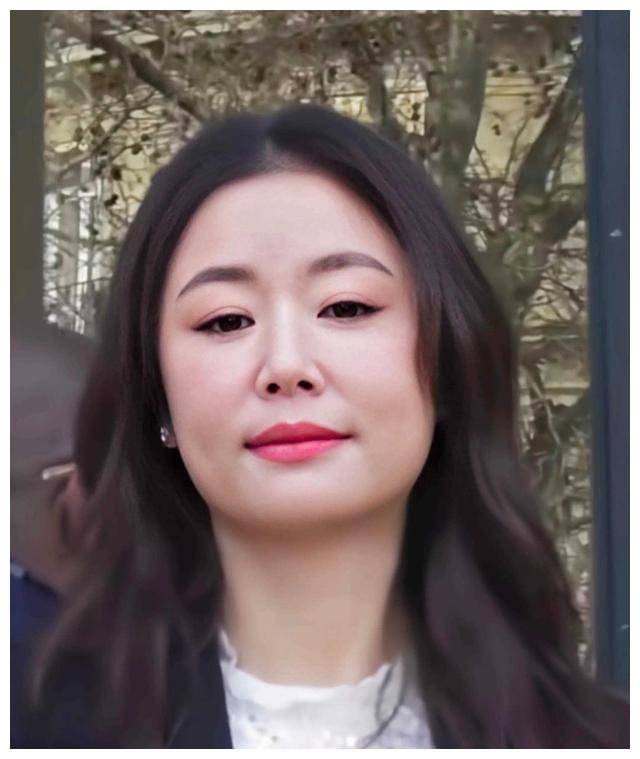 林心如48岁亮相巴黎时装周脸色黯淡法令纹凸显网友热议