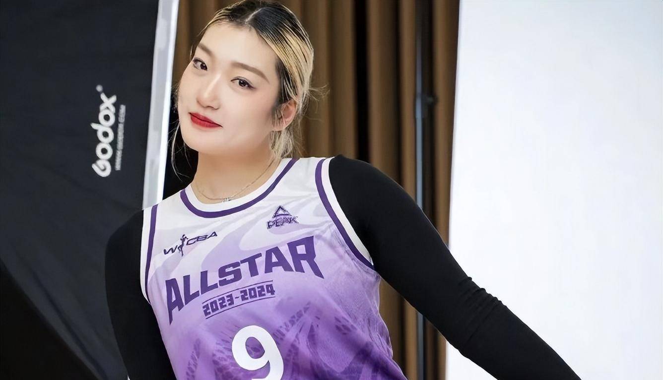 女篮李梦晒"厕所照"引热议,身材时尚展露小蛮腰_公众_照片_赛场