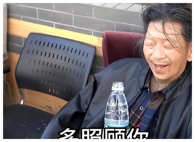 武大郎扮演者街头痛哭有老婆无子女太可怜了