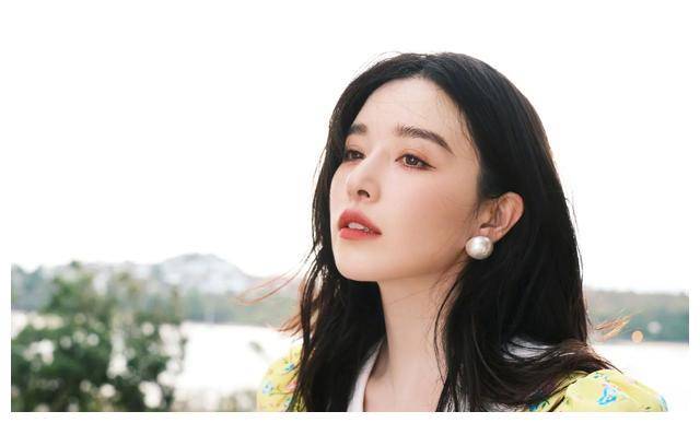 女演员阚清子驾驶大g在外滩游玩曝光生活照引发热议