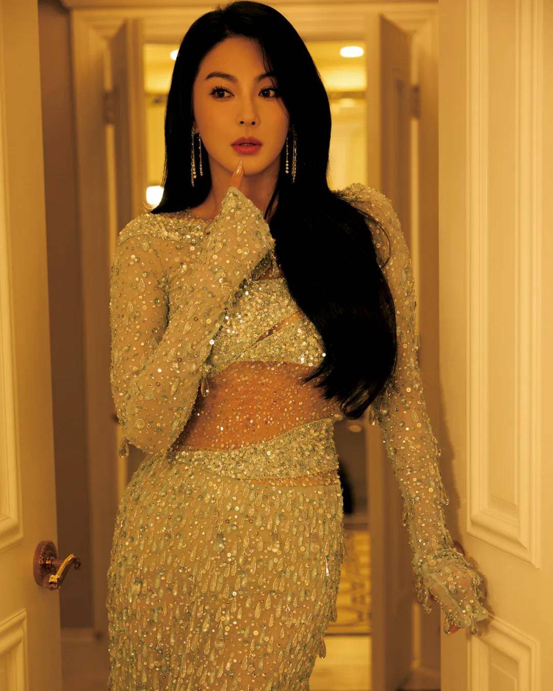 原创这一次36岁的张雨绮用腰间的赘肉给内娱的白幼瘦女星们上了一课