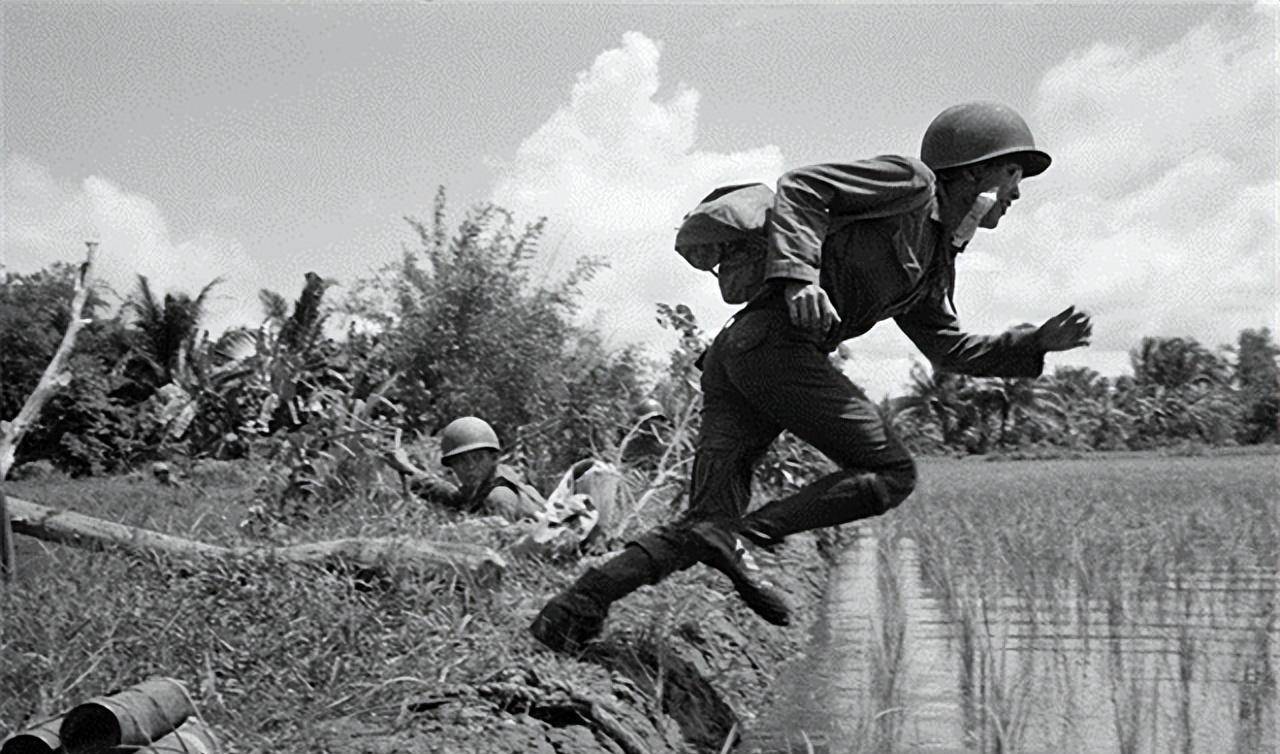 原创1996年国家特级伤残英雄被一保安持枪顶头保安后来下场如何