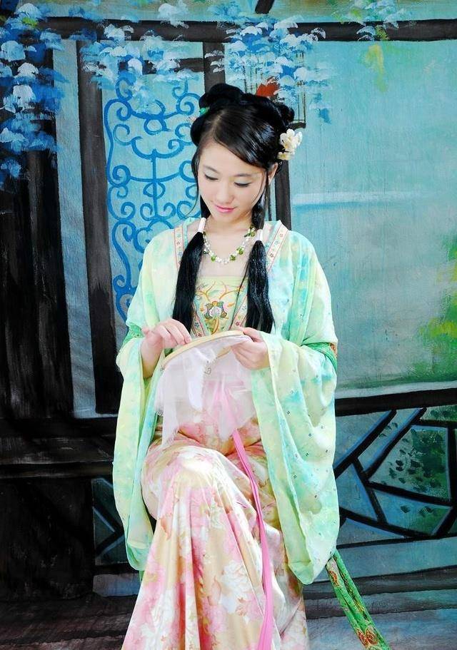 原创清朝首富和珅最爱的五个老婆各个聪明伶俐其中有个还叫他干爹