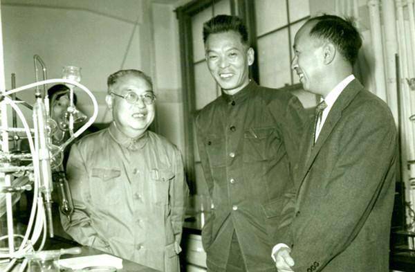 原创回顾钱学森的一生曾自由出入美国五角大楼图9三军仪仗队抬棺