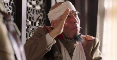 "只见那匪首领他来到一个炸油条的油锅旁,噗通丢进去一个秤砣,转身对