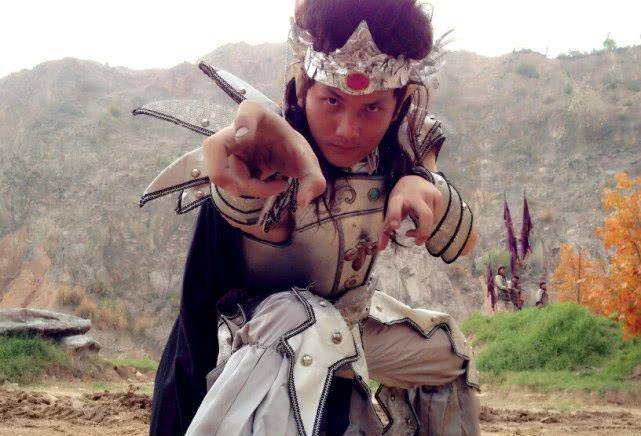 姜子牙率军半夜劫营,陶荣把守左营,被黄飞虎之子黄天祥所杀.