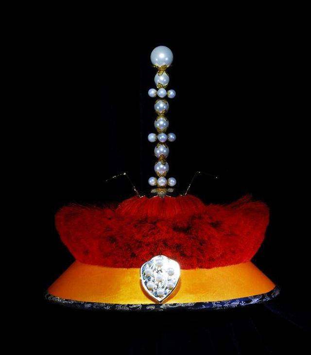 吉服冠,顶为满花金座,上衔大珍珠一颗.