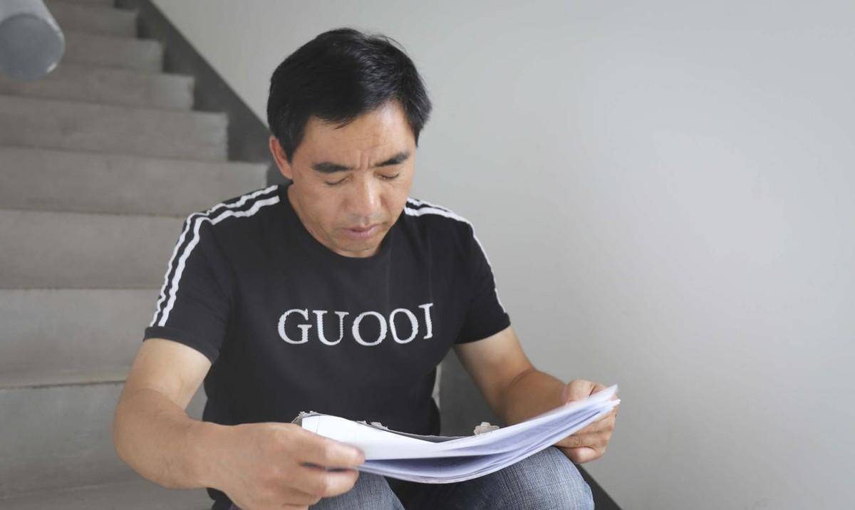 挂掉电话后,余亚再也抑制不住心中的恐惧和无助,直接蹲在地上哭了