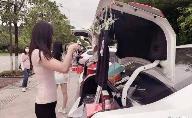 进价10块卖10块,虎牙洋气黄开兰博基尼摆地摊贴膜,不