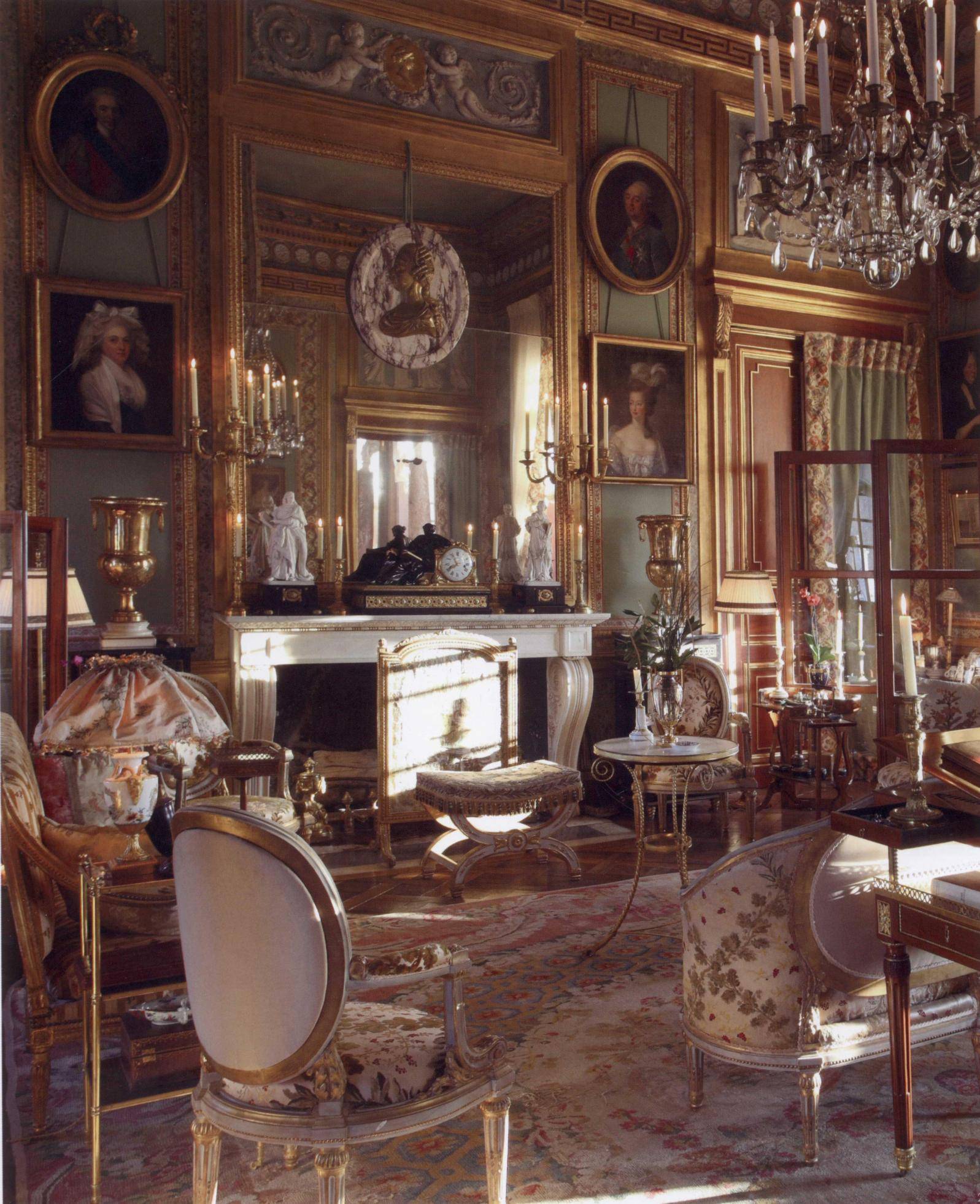 电影院和夜店,甚至是室内护城河和水下保险箱,属于典型的地中海风格