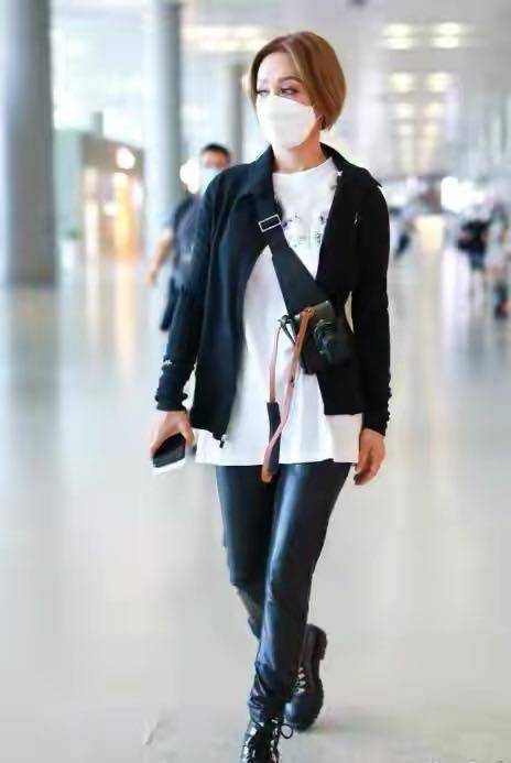 原创51岁王琳真卖命呀穿开衩裙站台露肩又露腿曲线妖娆越老越滑稽