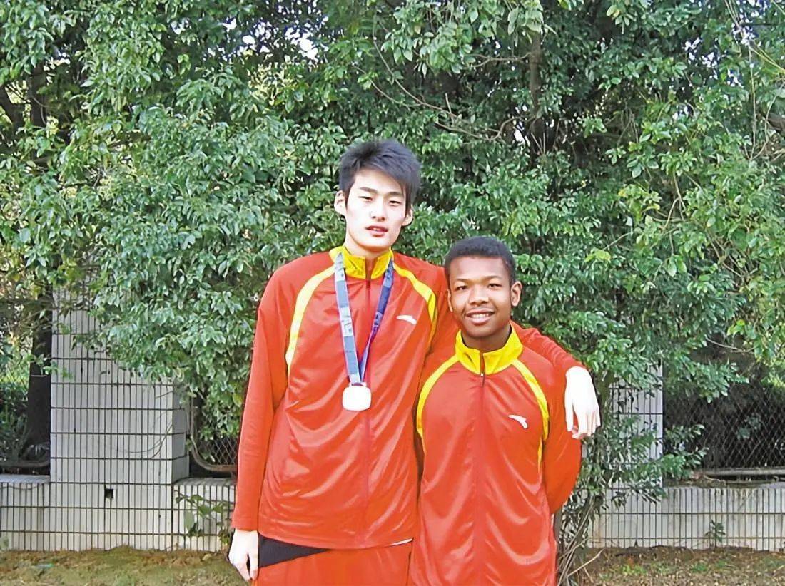 中国男排史上最高队员边洪敏:身高2.10米,娶1.