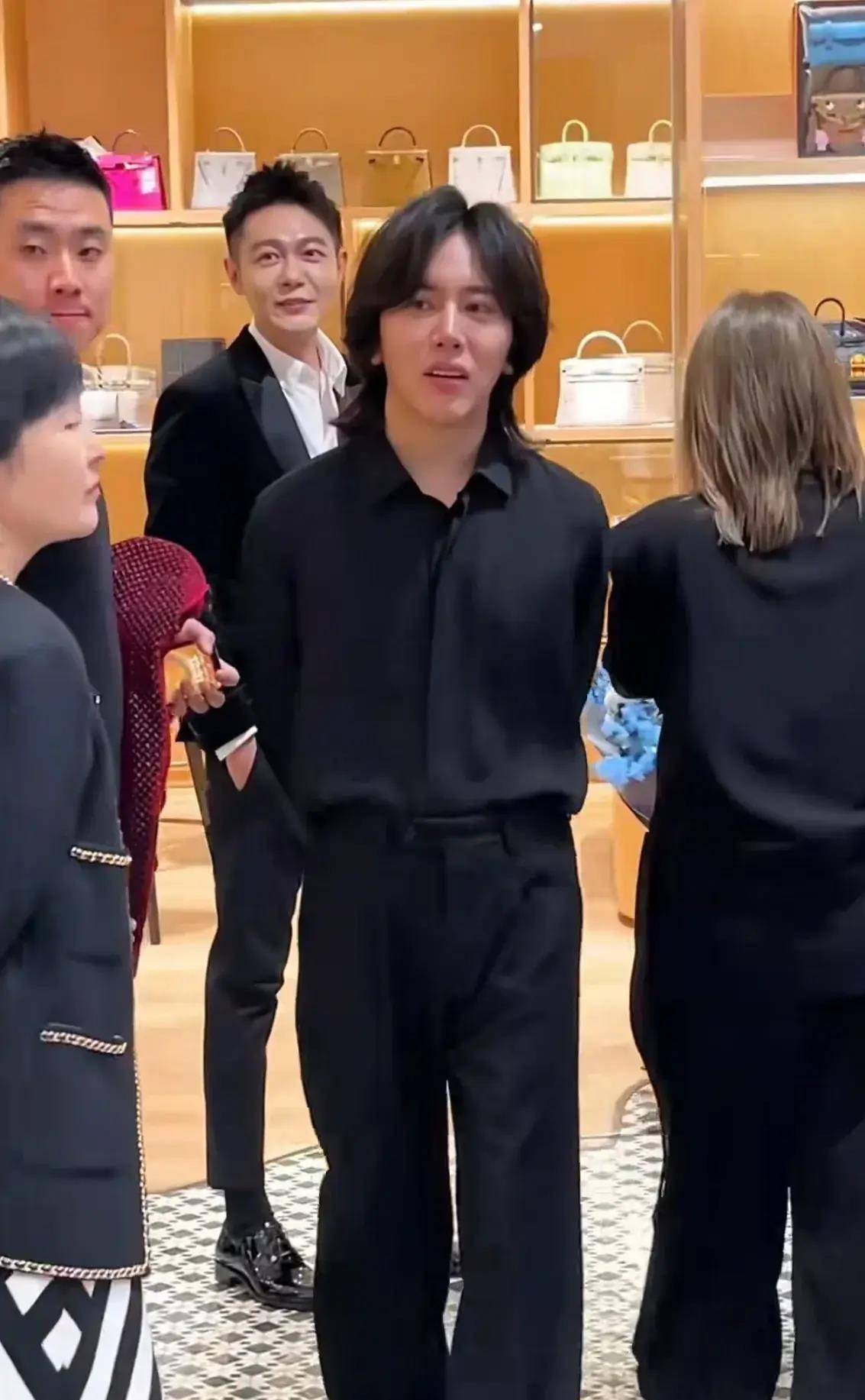 原创炸裂王红权星奢品店开业7000w布加迪接客大片花海堵路被吐槽