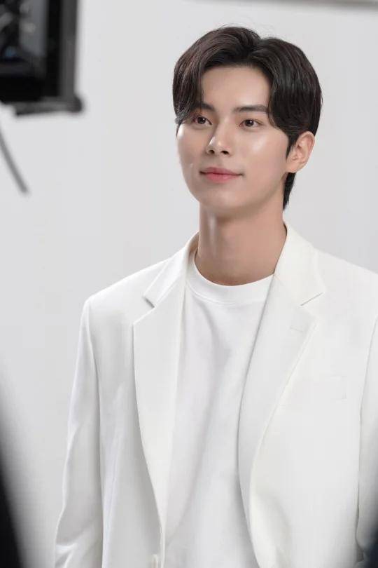 原创韩国零零后男女明星街上约会视频热传他帮忙拎包还给她披衣服