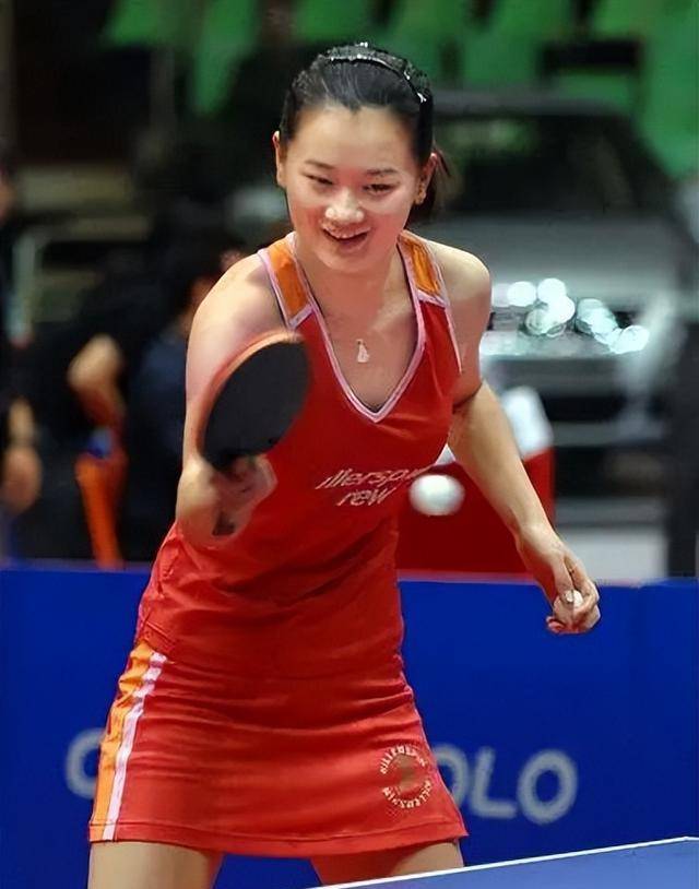 早期,国家乒乓球女子队的装备设计以功能性为主,注重实用性而非美观性