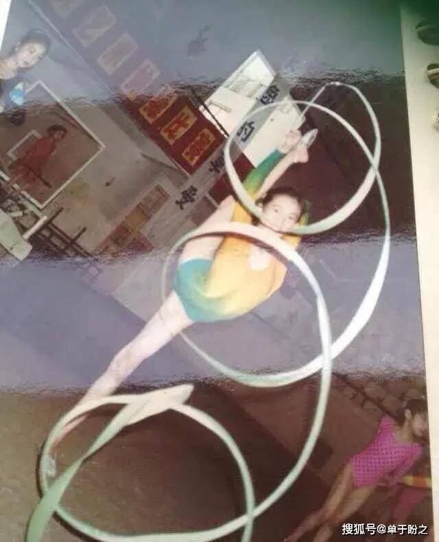 虽然没有跳舞了,但是身材可还是一级棒的,肤白貌美大长腿 马甲线,日常