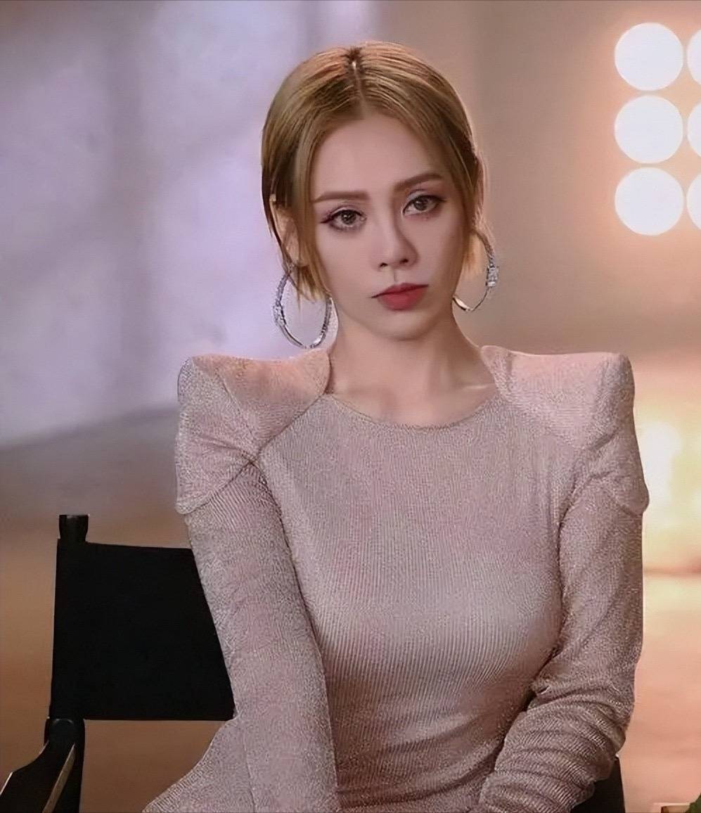 盘点《乘风破浪的姐姐》四季冠军 你认为哪位最强呢_那英_战队_王心凌