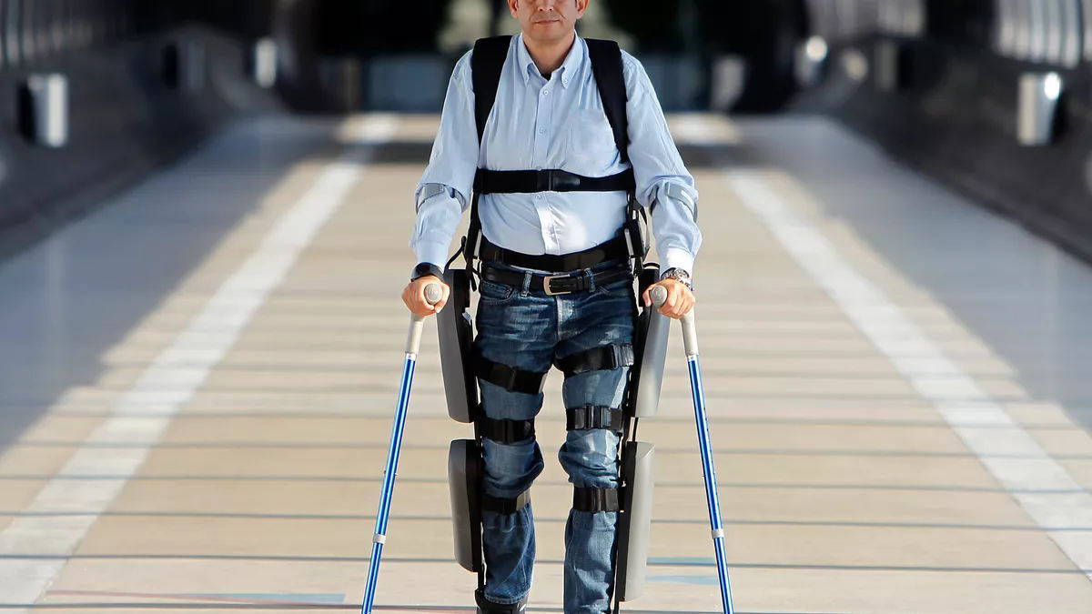 如何正确使用截瘫行走器