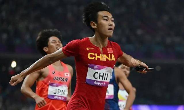 谢叶榛在新赛季首次参加100米比赛获得亚军陈嘉鹏第三次突破个人最好