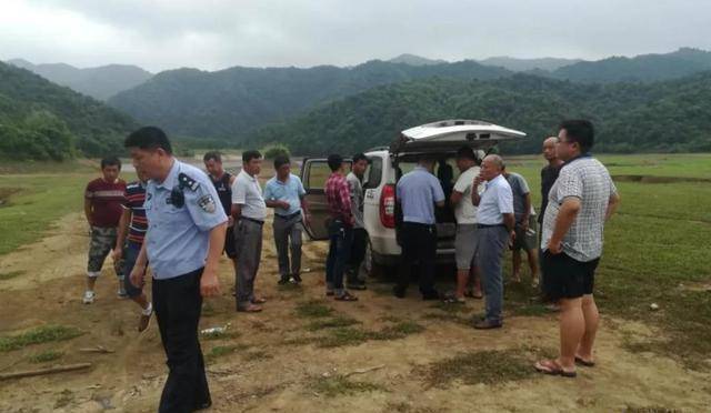 4村民盗墓被抓,记者询问详细经过,警察却说:他们是主动自首