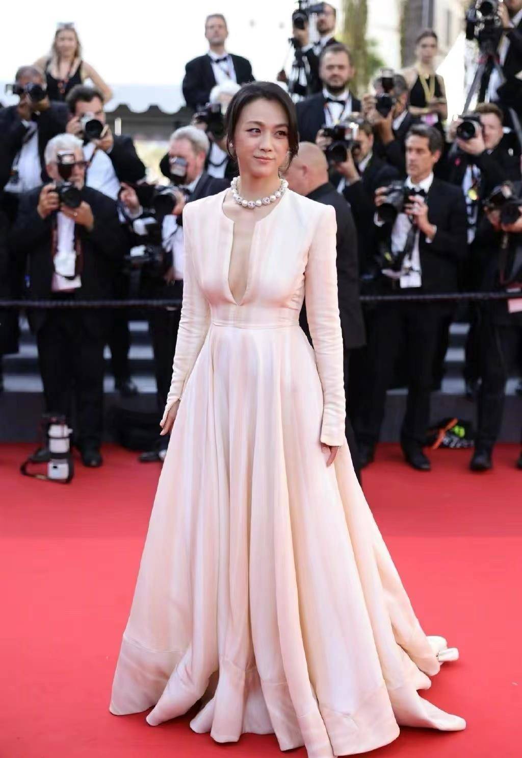 汤唯带女儿做核酸!身材这么好穿得像煮妇,女儿也被得_