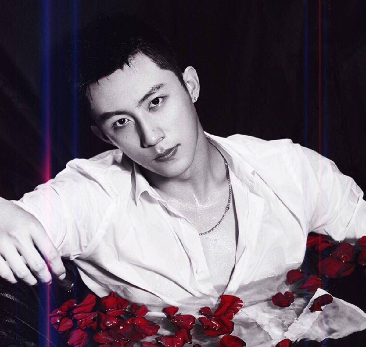 由柴鸡蛋原著耽美小说改编出品的网络剧《上瘾》,讲述了校园时代的