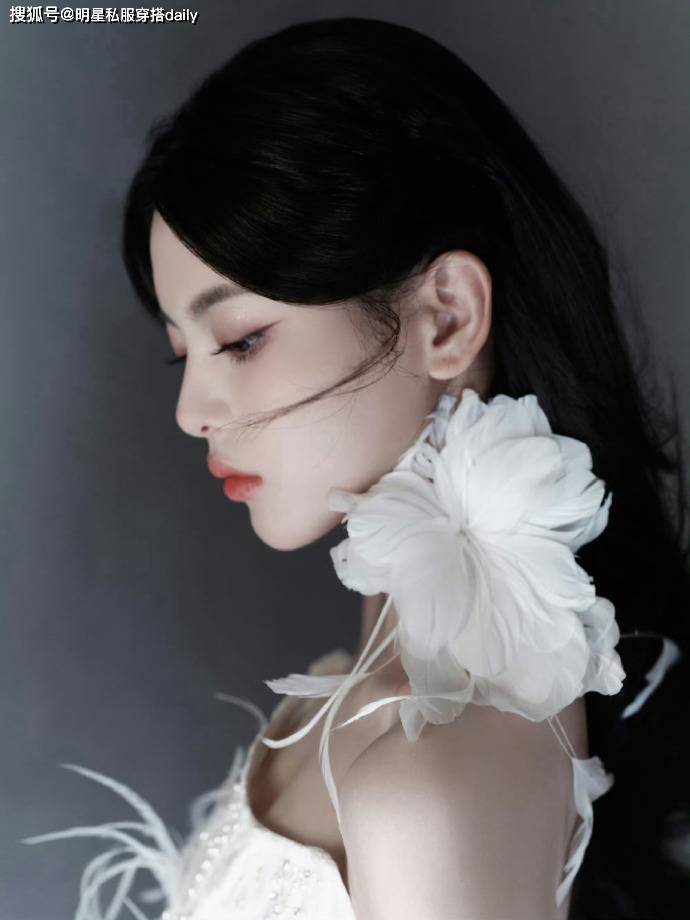 原创人间锦鲤杨超越美出高级感白色抹胸蕾丝珍珠长裙美丽优雅