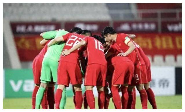 新加坡队逼平国足,两大主力停赛,国足主场或会大胜.__