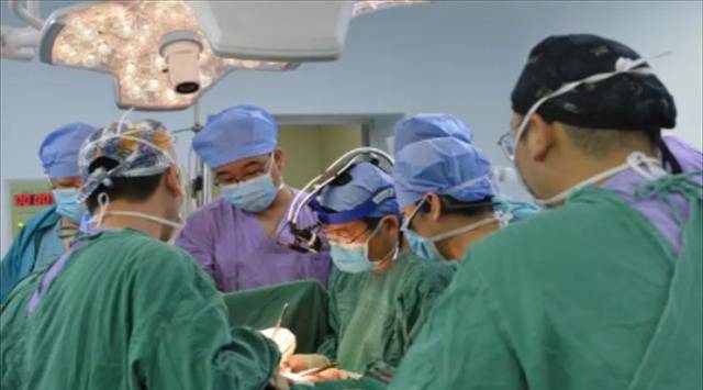 为杨孟勇主刀的夏求明教授,尽管之前已经为5位患者做过心脏移植手术