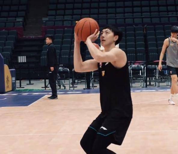 广东宏远踩场训练备战北控,胡明轩三分表现抢眼_沃特斯_黄明依_投篮