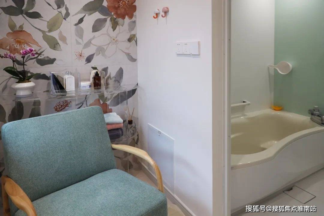 一整面墙的松下定制柜,可以放置业主的书籍和藏品.