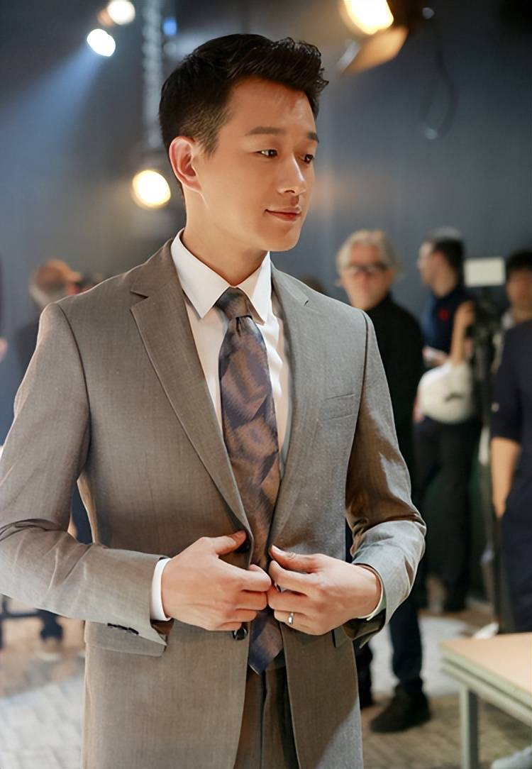 原创佟大为娶老师为妻8年生3子住2亿豪宅结婚17年0绯闻美满背后也有