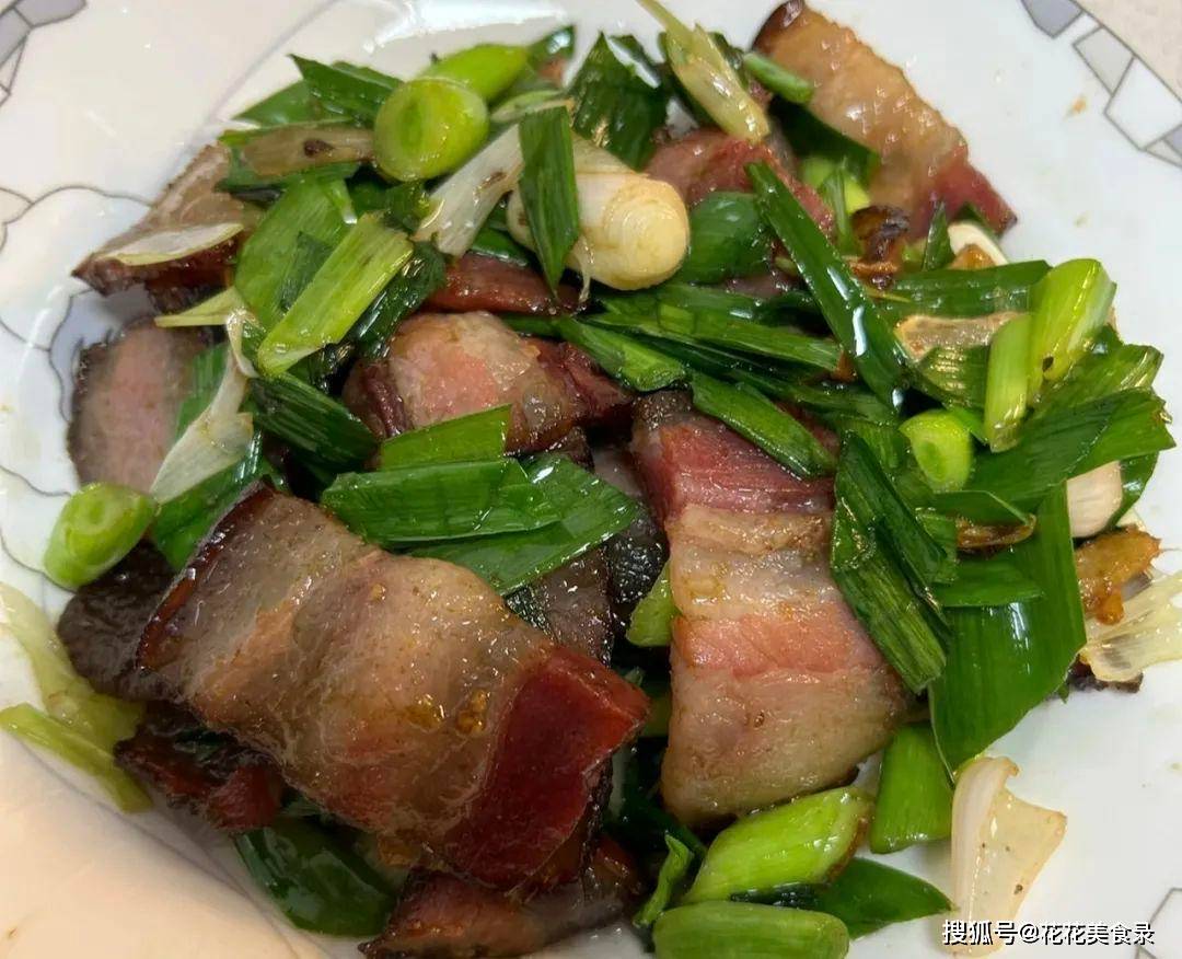 炒腊肉不再愁，这些技巧助你做出嫩滑口感 炒腊肉小技巧，让你告别硬邦邦的腊肉