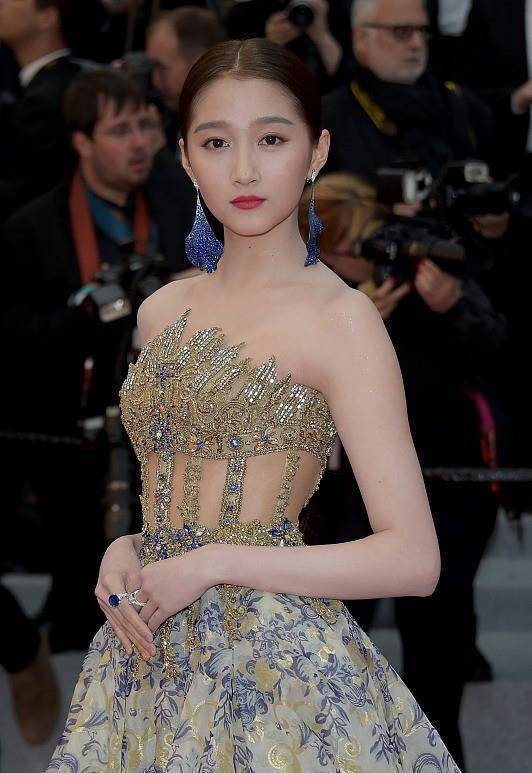 原创关晓彤的颜值没话说穿带洞的服装秀身材在外媒镜头下也没瑕疵