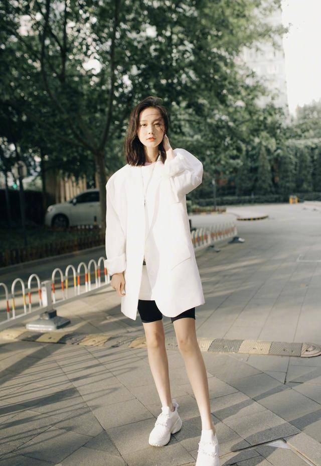 原创李一桐虽然人不红但却长了一副衣架子身材啥衣服都能撑起来