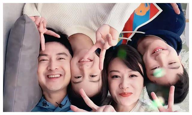 一下田亮家四口同框的短片,散发着幸福和温馨的氛围,森碟的变化让人瞠