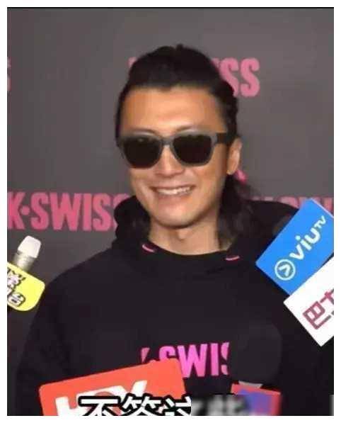 谢霆锋澳门秀惊艳素颜,编发似谢贤,笑谈王菲回忆._关智斌_音乐_活动