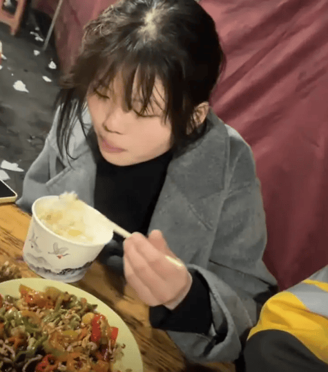 原创这就是爱情广东一女生和男友在路边吃外卖男生我不会让她输