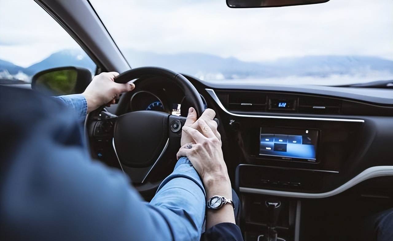 为老司机开车,油门喜欢"一踩一松"?为省油还是技术不好?