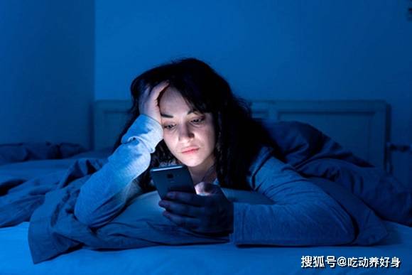 你知道手机放床头睡觉,有多危险吗?科学使用手机的正确姿势来了