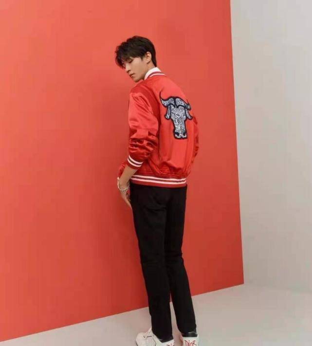 原创王俊凯穿红色夹克现身舞台进行时对舞台歌曲超自信相信会大火