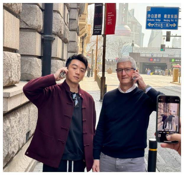 于是,人们纷纷猜测郑恺接下来会带着库克去干嘛?吃喝玩乐?