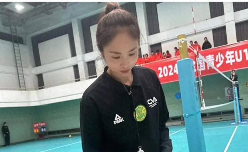 久违中国女排最美女神晒出新照如今儿女双全变身排球裁判