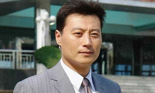 的男儿气质吸引了很多观众,像《亮剑》中的李云龙,《战狼》中的吴京